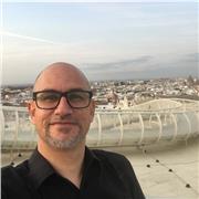 Hola, soy Emir, profesor de física con amplia experiencia en aula y a nivel de enseñanza personalizada y acompañamiento, donde he ayudado a niños desde etapa de primaria hasta chicos de bachillerato